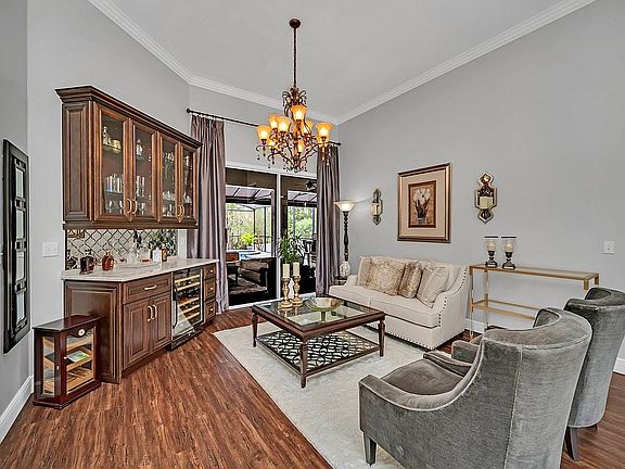 5th image of 11113 Versailles Blvd