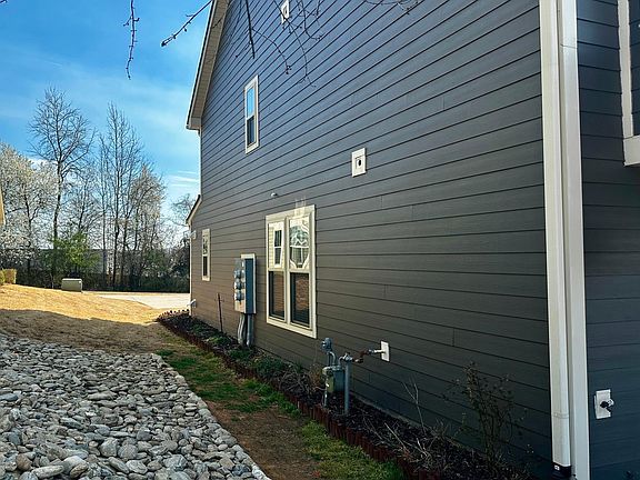 5th image of 215 Meritage St