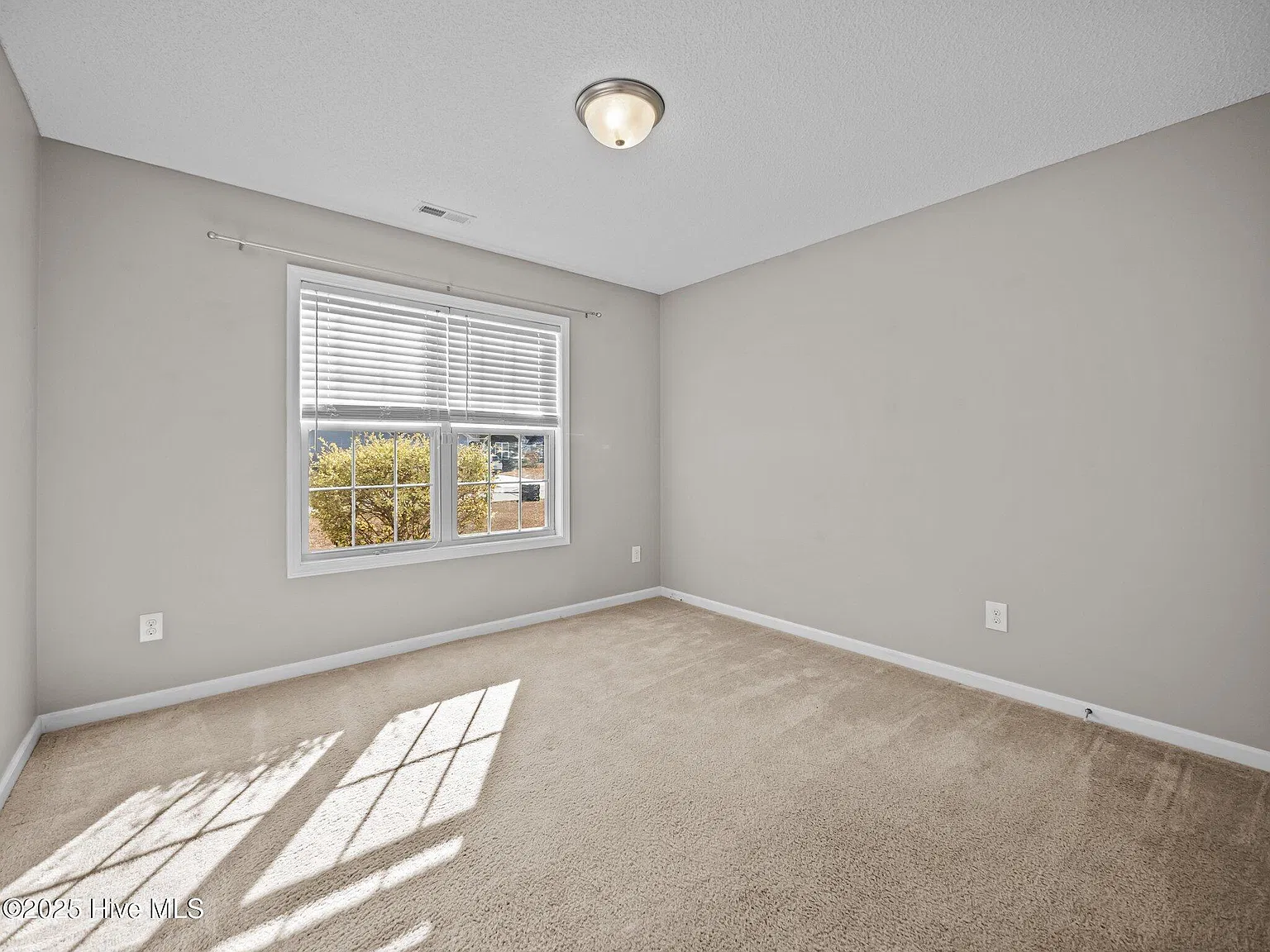 3 bed, 2.0 bath, 1587 sqft, $1,850 — Photo 2