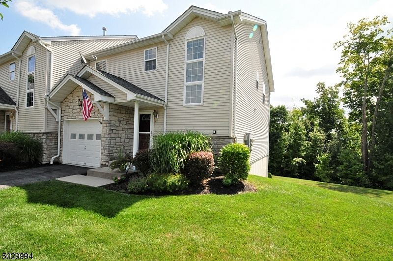 1st image of 10 Crestmont Ct