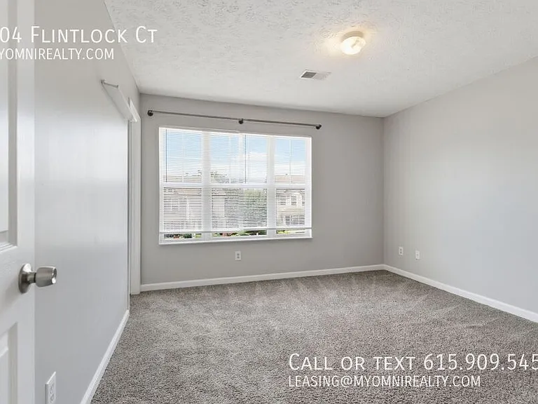 704 Courtney Ct — Photo 10
