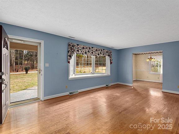 5th image of 18 Mulberry Dr