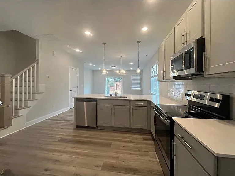 330 Old Grove Ln — Photo 2