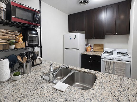 3rd image of 1535 N Van Buren St APT 206