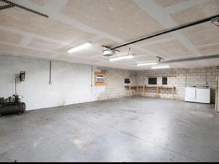 2400 S Park Ave — Photo 18