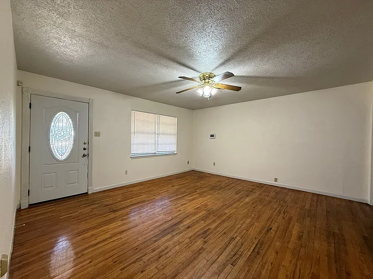 708 Houston St — Photo 2