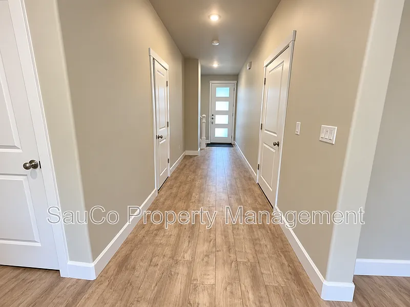 4 bed, 4.0 bath, 2122 sqft, $2,800 — Photo 2