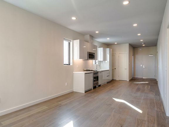 4th image of 824 Hyde St #501