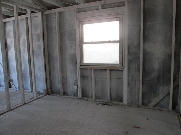 4th image of 923 Blackhawk Dr