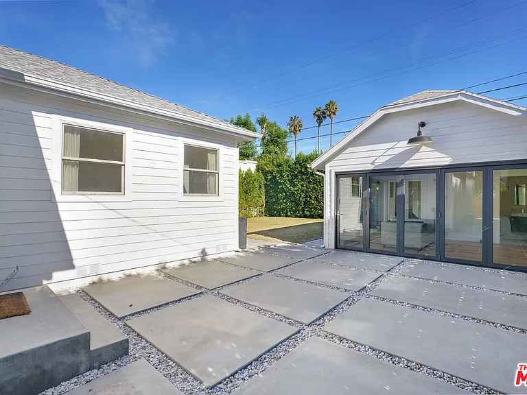 564 N Arden Blvd — Photo 32