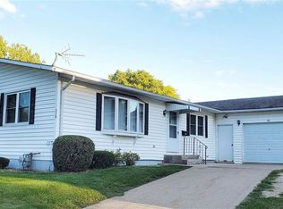 220 W Elm St, Manchester, IA 52057