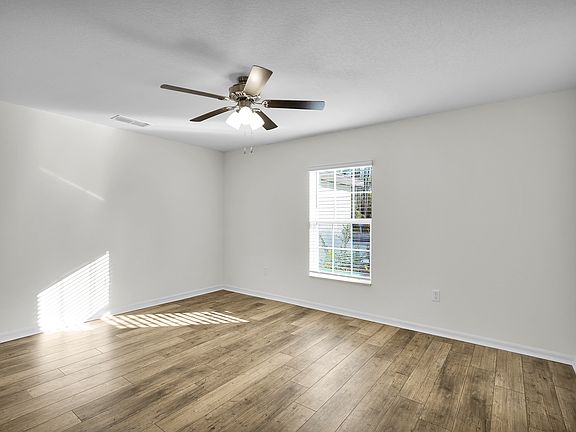 The dining room is ready to host your next diner party