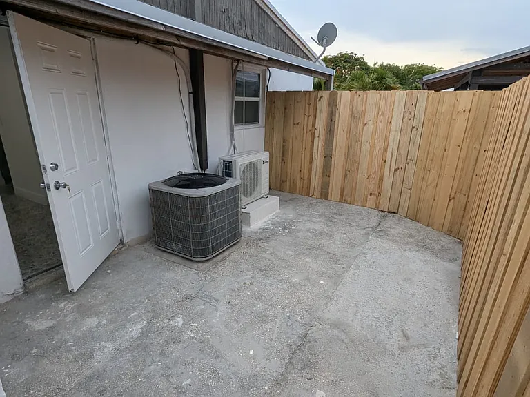 SW 114th Pl — Photo 9
