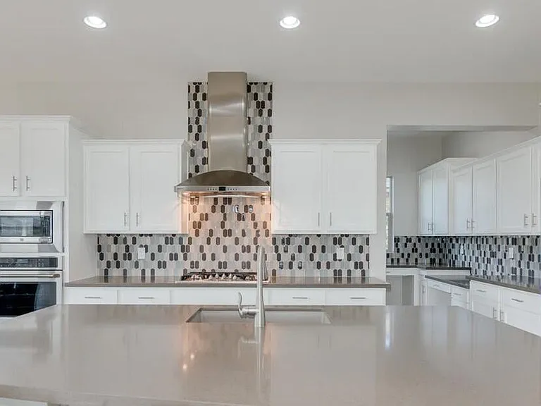 4390 Noble Dr — Photo 5