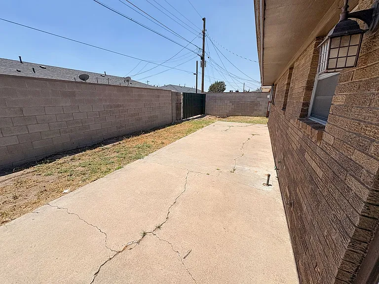 519-521 E Sunset Cir — Photo 8