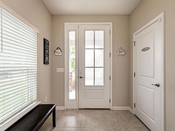 4th image of 207 Foxcross Ave