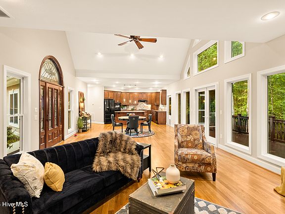 4th image of 214 Holly Lane