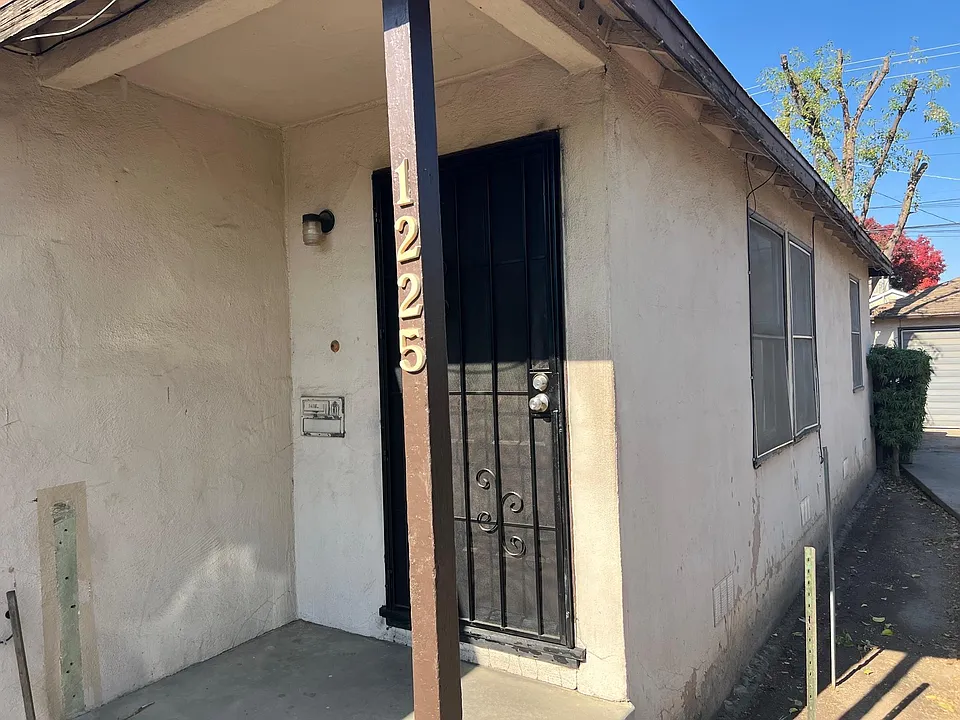 1225 E Dakota Ave