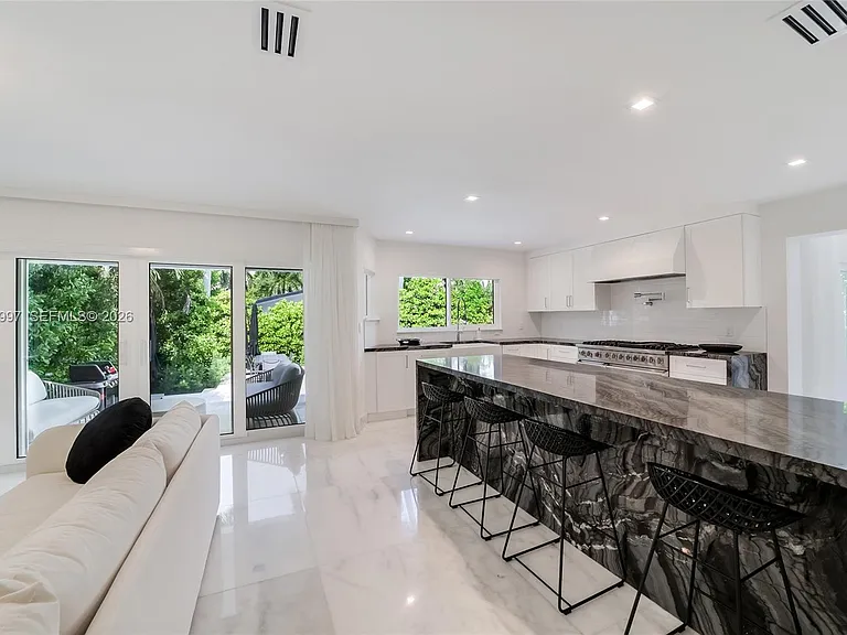 1316 N Venetian Way — Photo 40