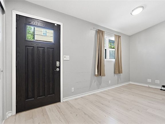4th image of 136 Varney St