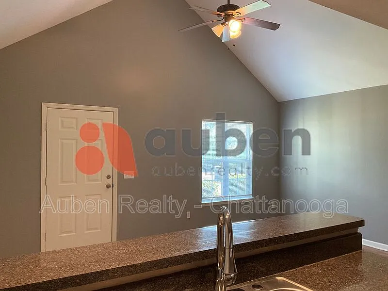 2 bed, 1.0 bath, 900 sqft, $1,095 — Photo 4