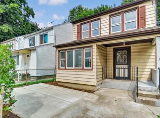 3 Walnut Pl, Great Neck, NY 11021