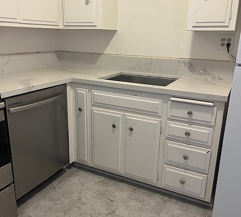 New counter tops and sink in Kitchen!