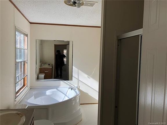 5th image of 130 Castle Ct