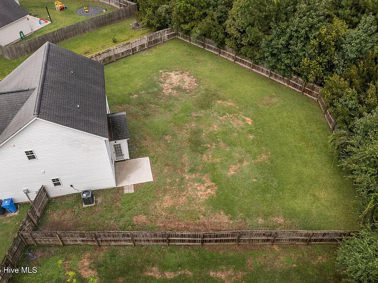 1004 Summerfield Ct — Photo 24