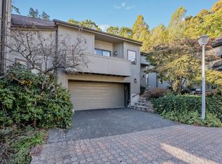 47 Sherwood Dr, Mountain Lakes, NJ 07046