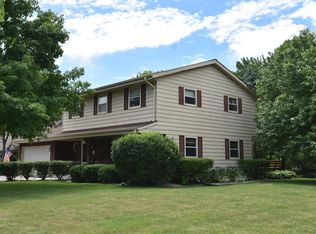 W222N2193 Glenwood Ln, Waukesha, WI 53186