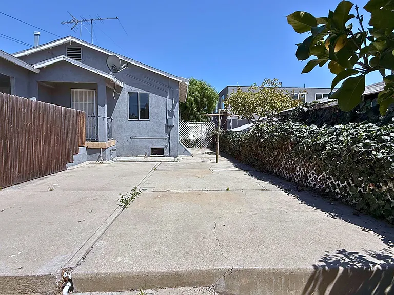 1542 Ricardo St #A — Photo 36