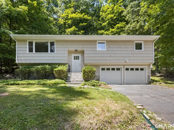2 Oakwood Drive, New Fairfield, CT 06812