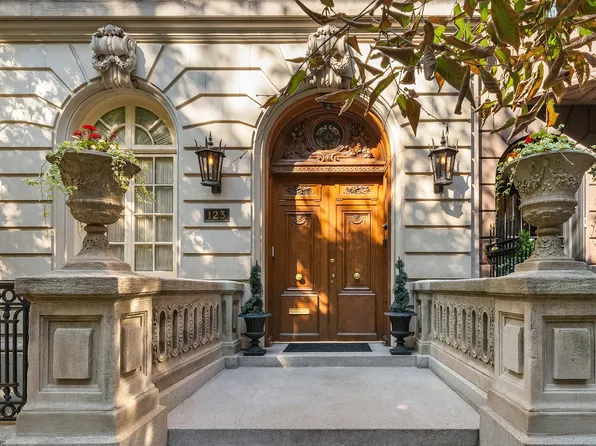 123 East 35th Street HOUSE image 2 of 24