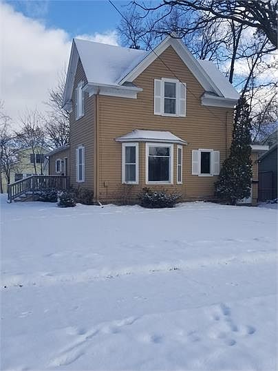 2nd image of 922 Dewey Ave NE #A
