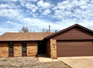 121 E Woodbury Rd, Ponca City, OK 74601