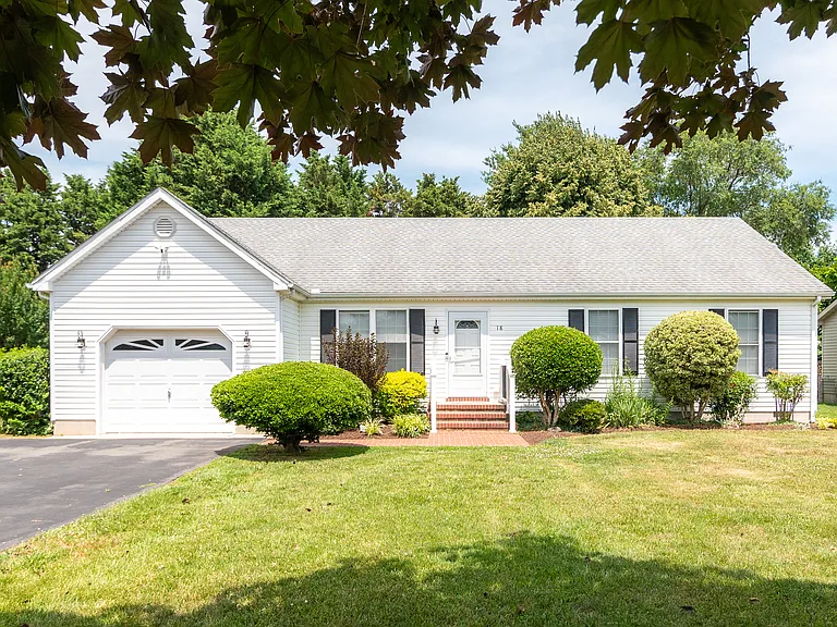 18 Bryn Mawr Dr — Photo 1