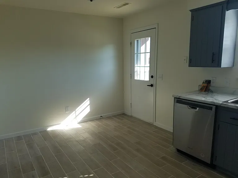 170 E Queenwood St #6 — Photo 5