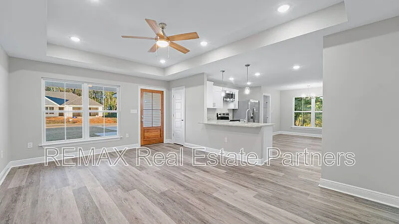 3 bed, 2.0 bath, 1350 sqft, $1,800 — Photo 4