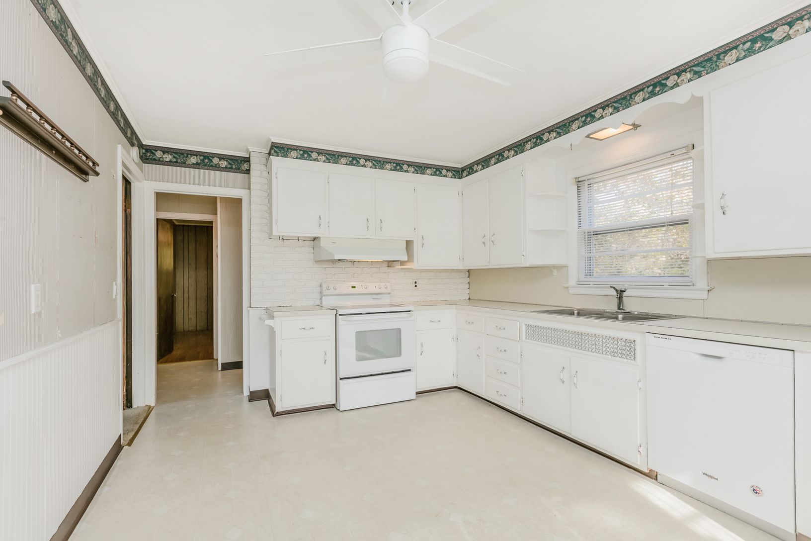  Ample Counter tops and Cabinets