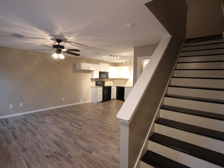 Brad Circle 1210 — Photo 2
