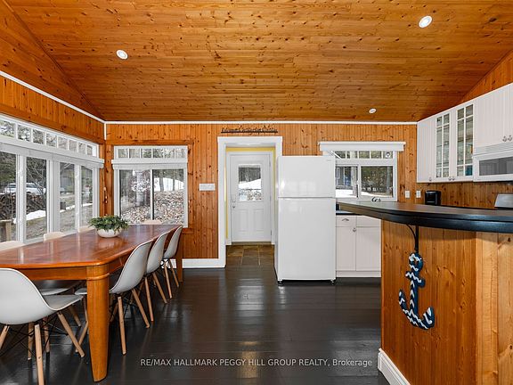 5th image of 1449 Champlain Rd