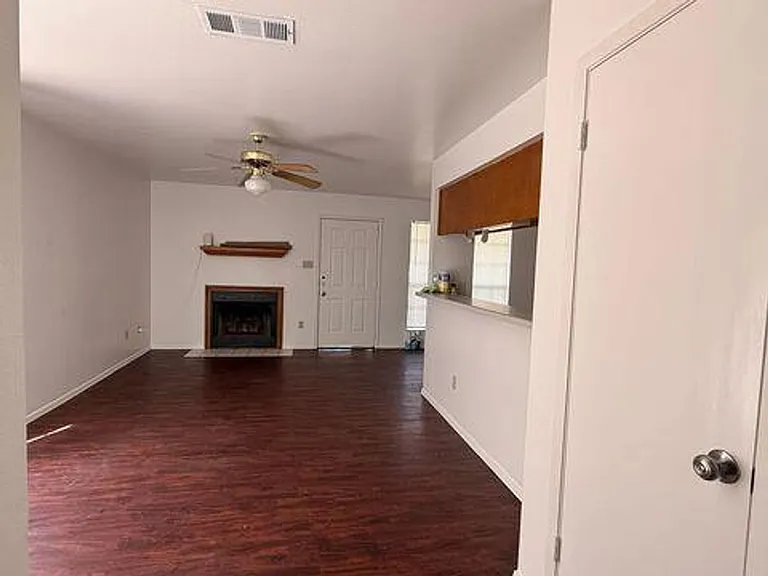 2203 Creekside Ln — Photo 8