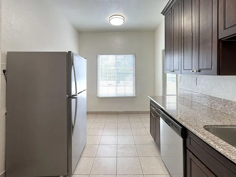 SUT - 1314 Sutherland St — Photo 11