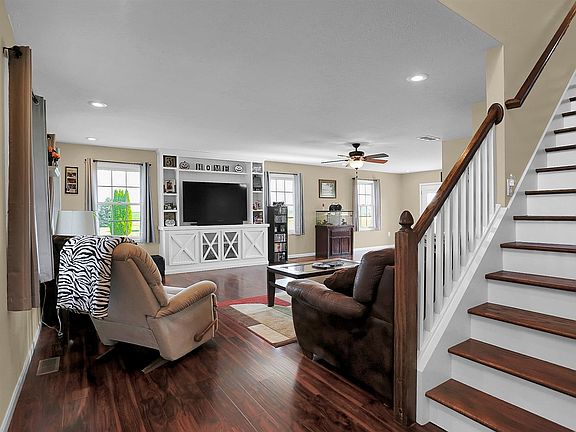 4th image of 1365 S Cherry Ln