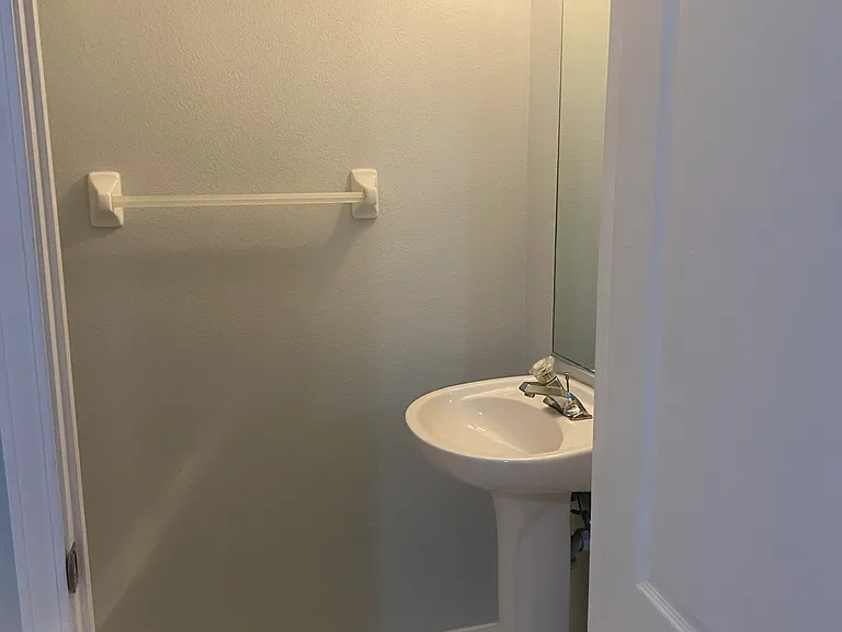 1307 Throckmorton Dr — Photo 2