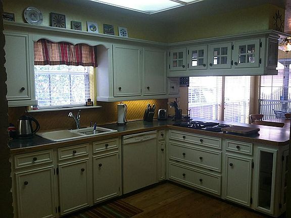  Spacious, airy kitchen