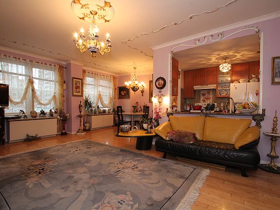 L-shape living w dinette