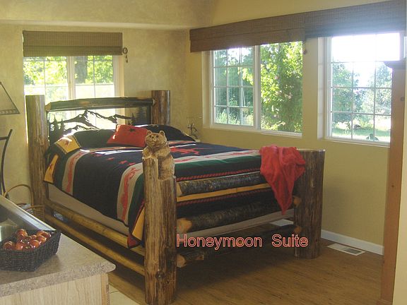 Studio Terific views, short walk to jacuzi hot tub, geo thermal heat pump source, 1200 feet above 
columbia river. sandy beaches. miles of hiking & biking when you step out of your front door, shared washer and dryer,power, & water included