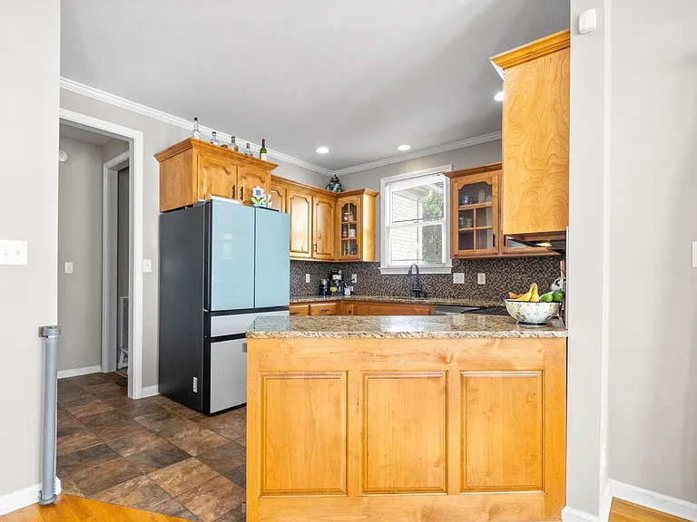 2200 Fairfax Dr — Photo 8